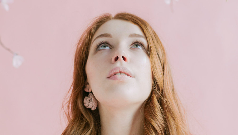 Schlupflider mit der richtigen Schminktechnik kaschieren