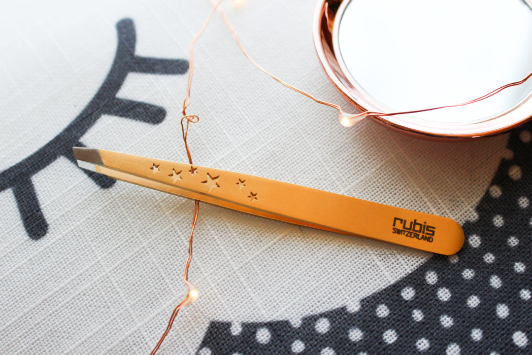 Der deutsche Beauty- & Lifestyleblog MAKEUPINFLIGHT hat über unsere goldene SIX STARS Pinzette geschrieben