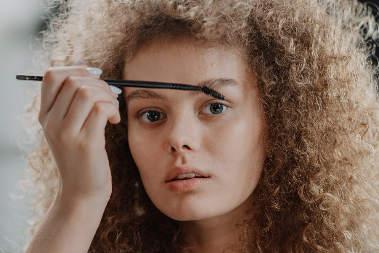Eyebrows plucking with brow mapping - this is how it works