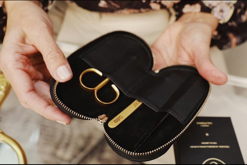 Celebrity Brow Artist Kristie Streicher arbeitet mit Rubis Pinzetten