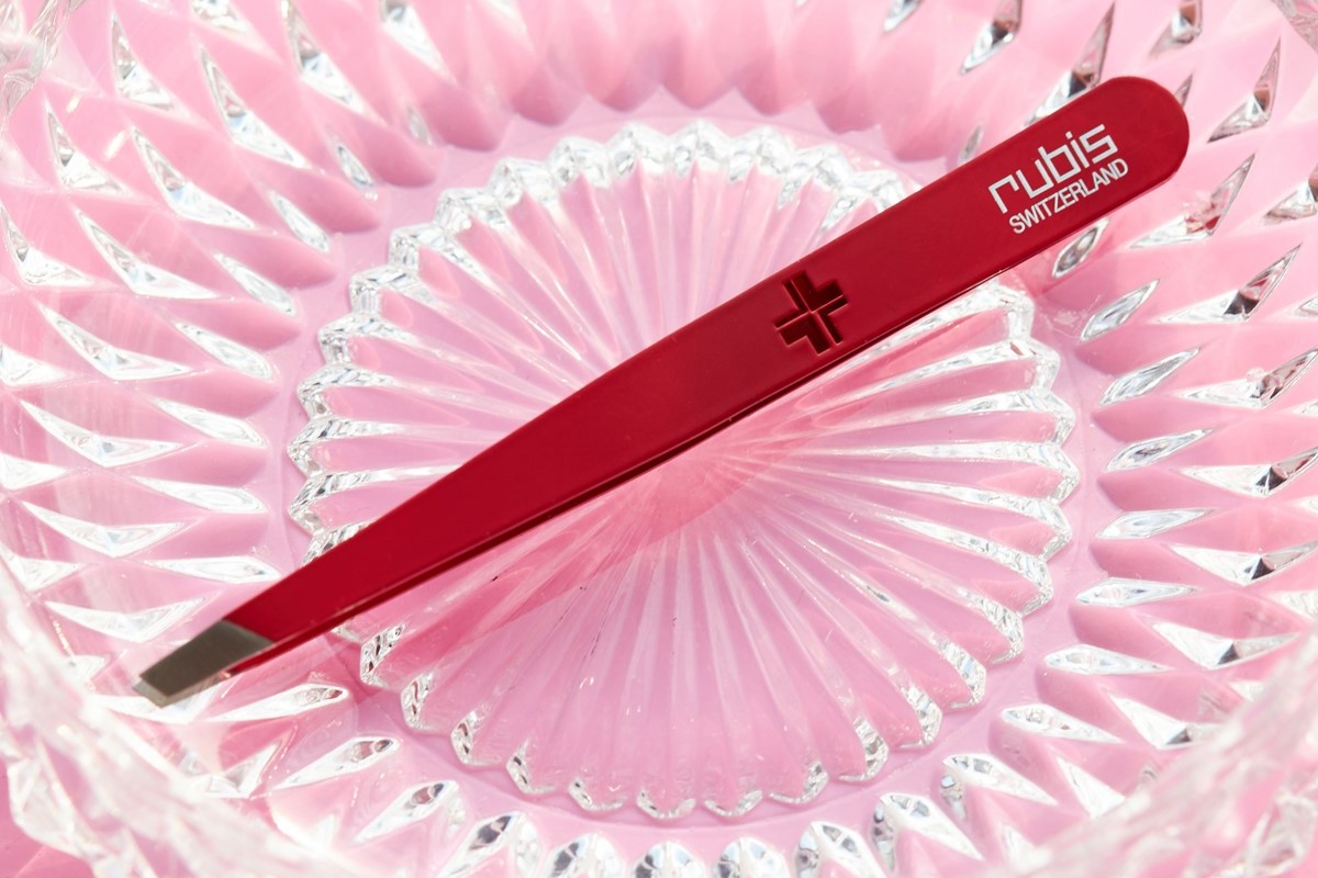 The Swiss cross on Rubis tweezers The Swiss cross on Rubis tweezers