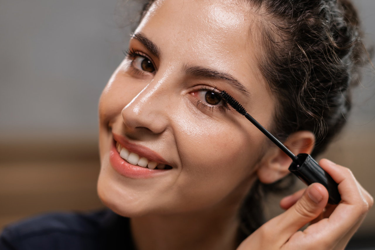 Du möchtest lange, geschwungene Wimpern für einen beeindruckenden Augenaufschlag? Dann solltest du das über Mascara wissen!