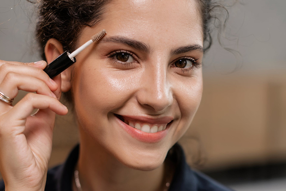 Perfektionieren Sie Ihren Look mit Augenbrauengel und einer Rubis Pinzette