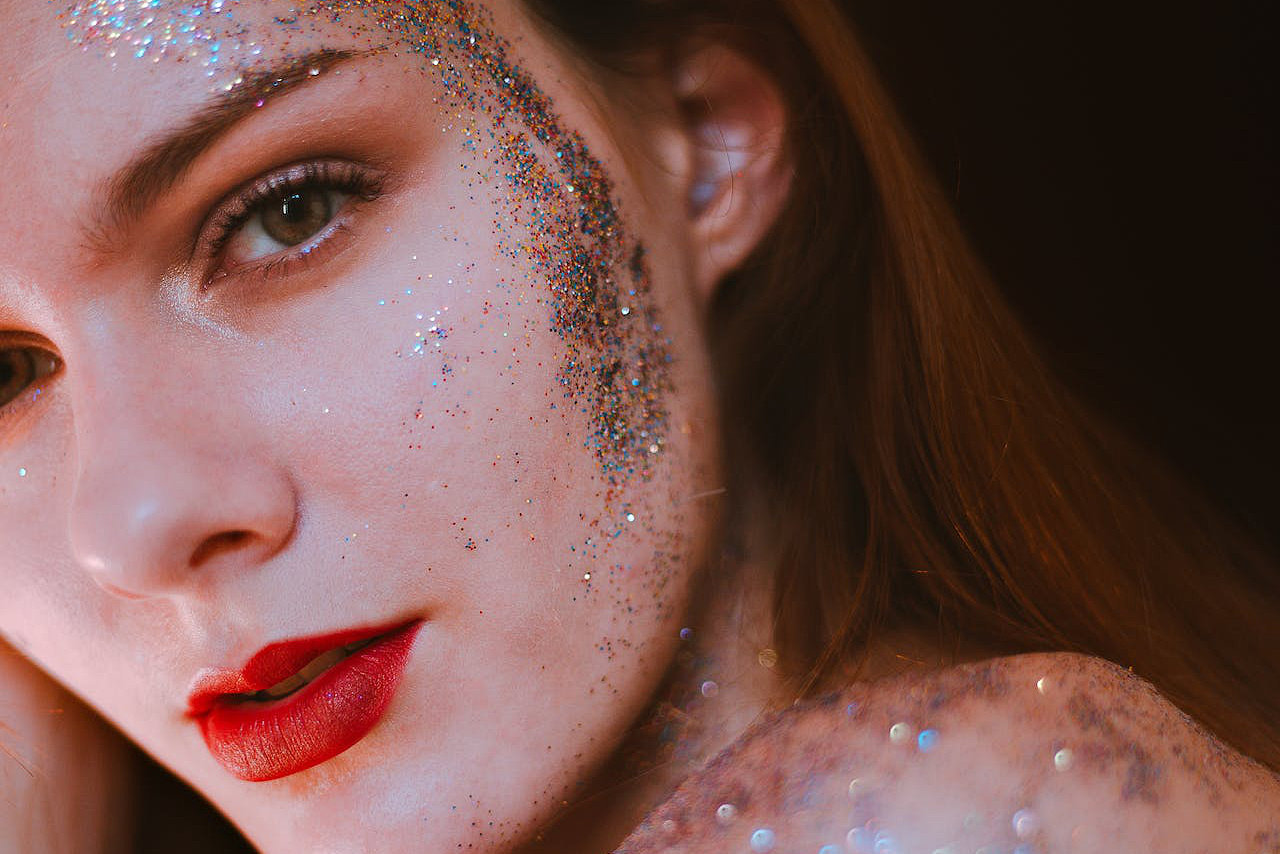 Funkelnde Augenpracht: Glitzerlidschatten setzt den Beauty-Trend 2024