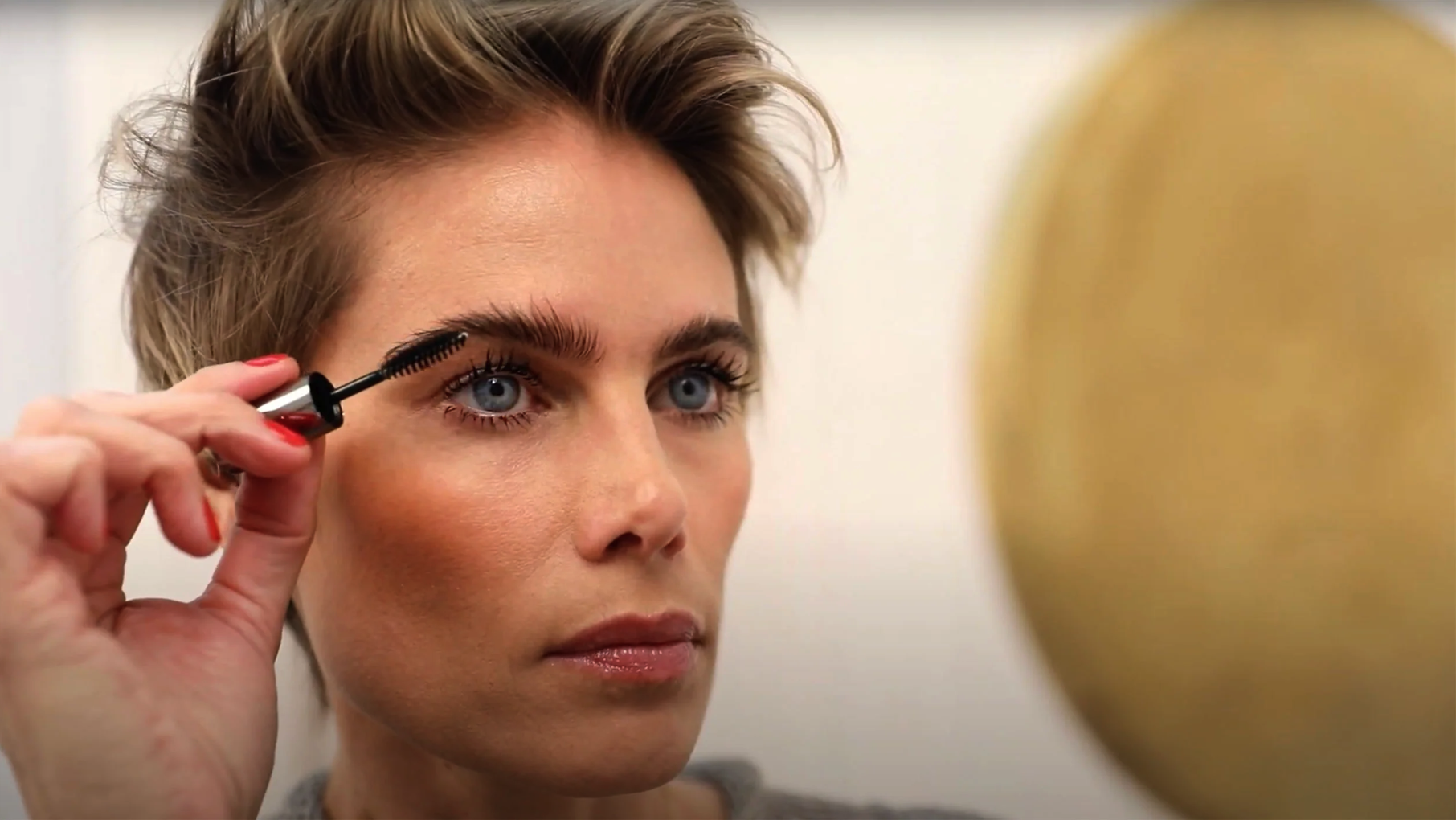 Brow Professional Kristie Streicher erklärt, wie man vollere Augenbrauen bekommt